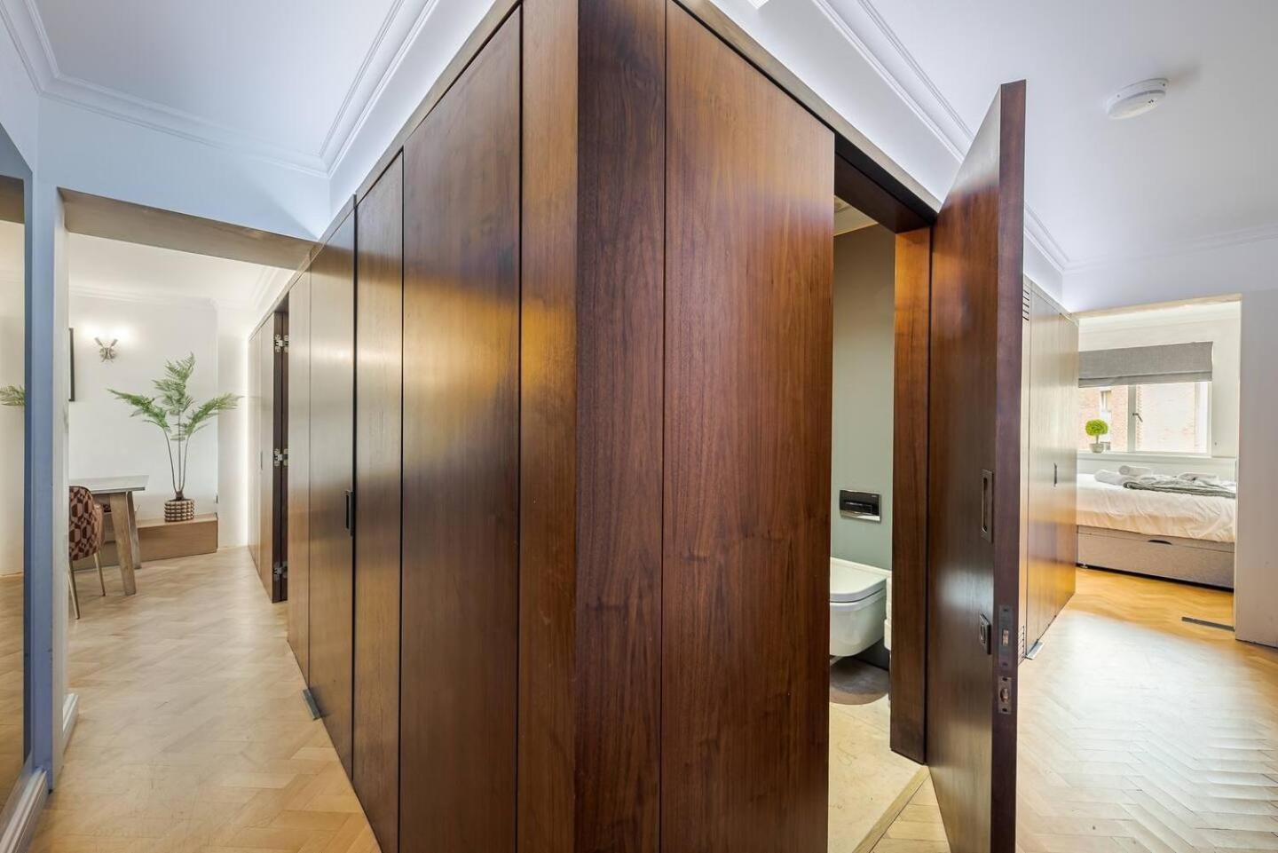 Modern Knightsbridge Apartment With Balcony Overlooking Harrods Prime Location Londra Esterno foto