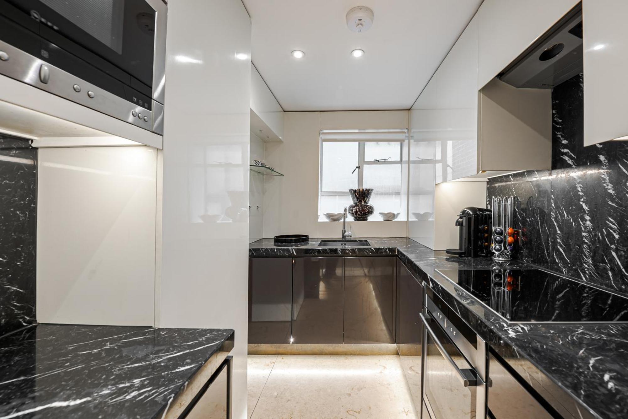 Modern Knightsbridge Apartment With Balcony Overlooking Harrods Prime Location Londra Esterno foto