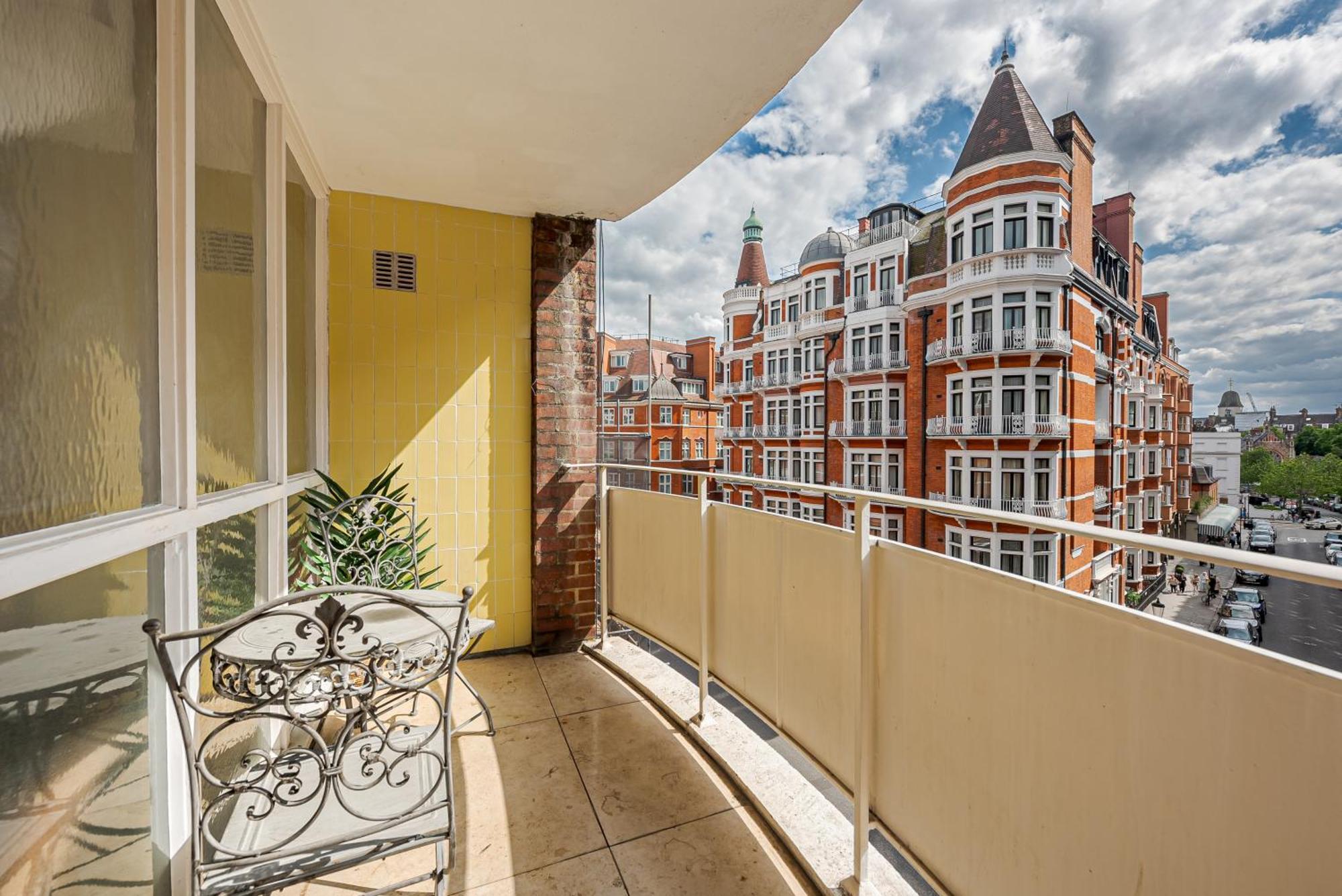Modern Knightsbridge Apartment With Balcony Overlooking Harrods Prime Location Londra Esterno foto