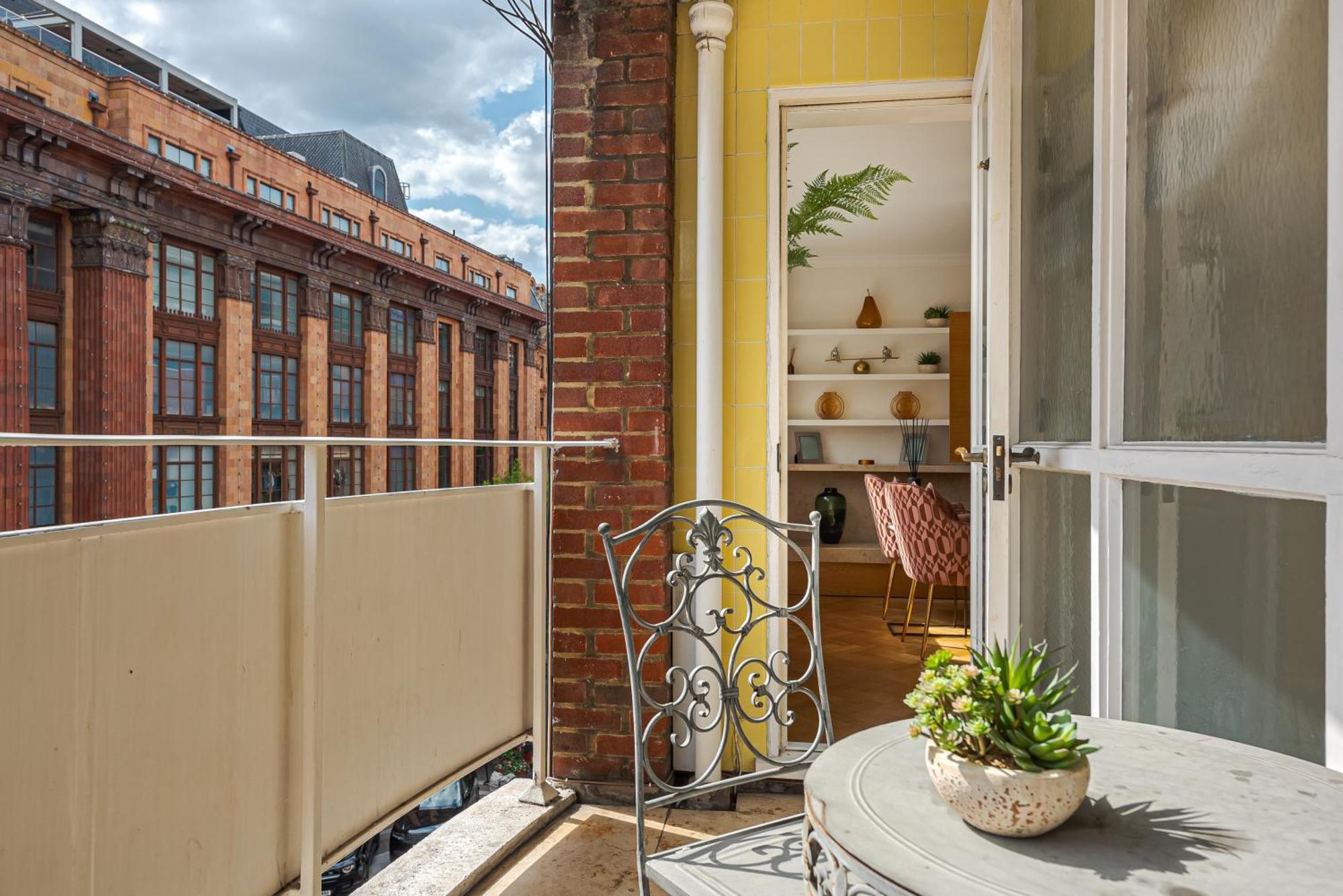 Modern Knightsbridge Apartment With Balcony Overlooking Harrods Prime Location Londra Esterno foto