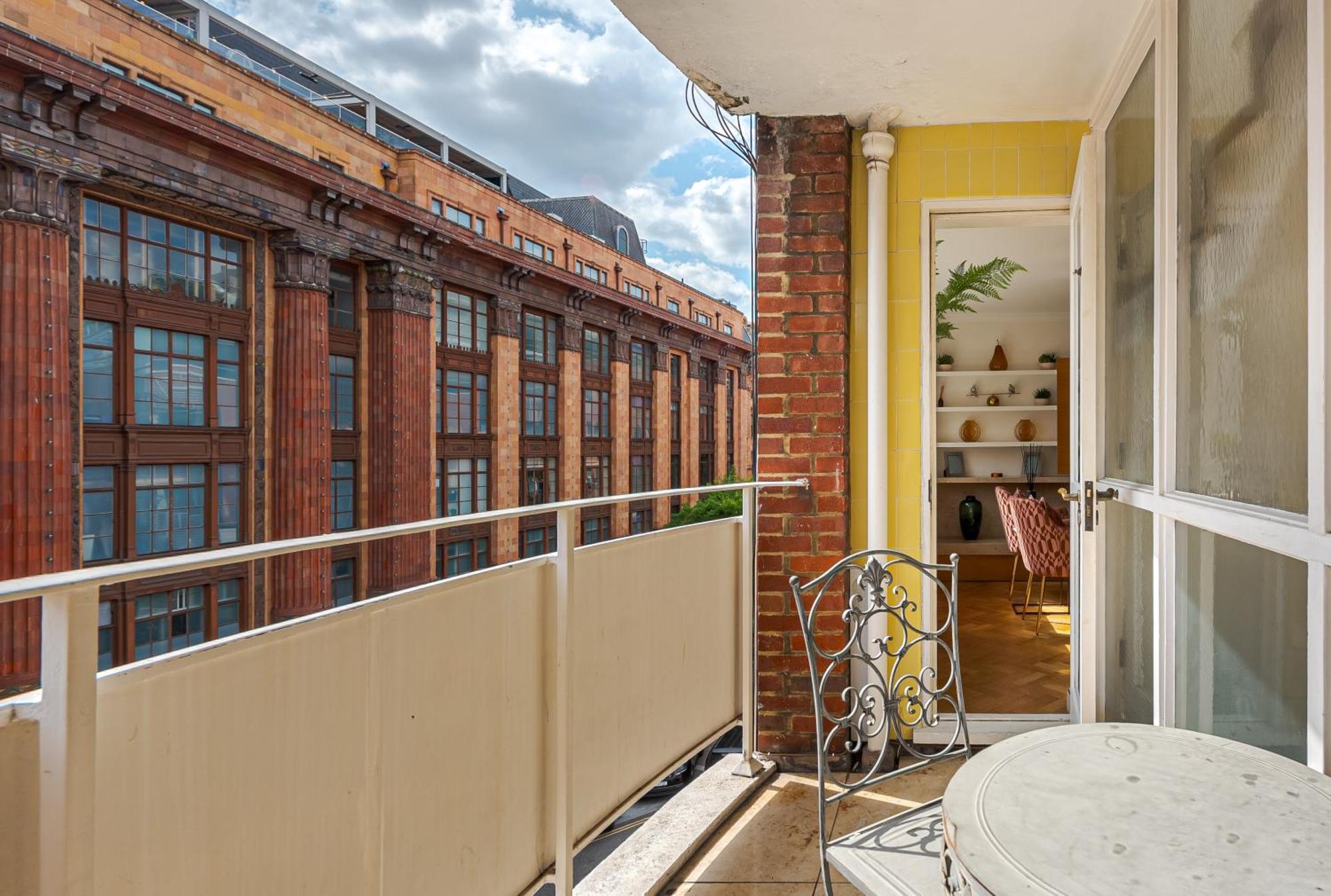 Modern Knightsbridge Apartment With Balcony Overlooking Harrods Prime Location Londra Esterno foto