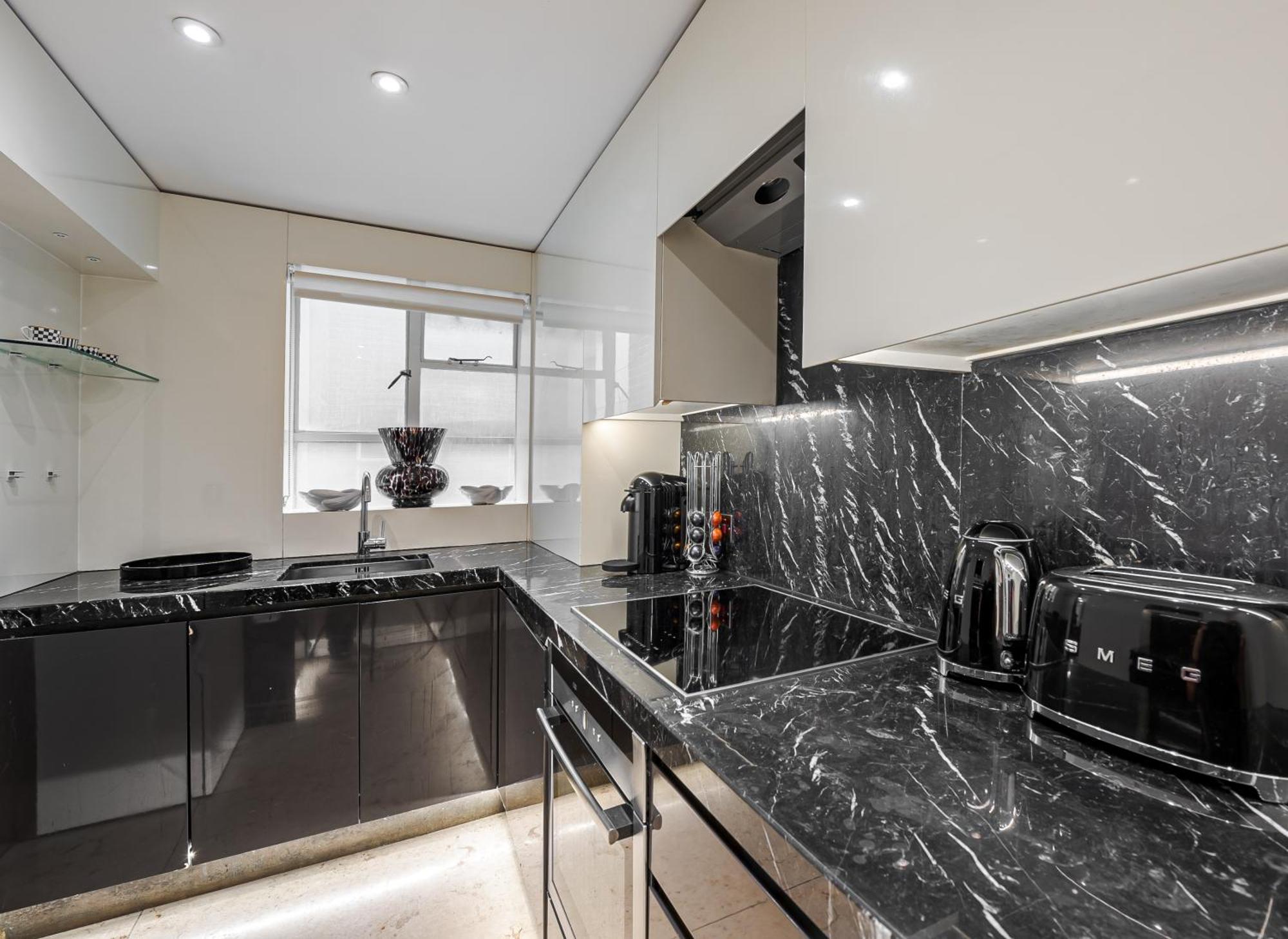 Modern Knightsbridge Apartment With Balcony Overlooking Harrods Prime Location Londra Esterno foto